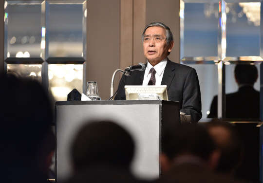 구로다 하루히코 일본은행 총재가 3일  도쿄 도내의 한 초청 강연에 나서 "상황에 따라 지난달 29일 도입을 결정한 마이너스 금리(－0.1%)의 폭을 더 확대하는 방향으로 추가 금융완화에 나설 수 있다"고 말했다. 연합뉴스